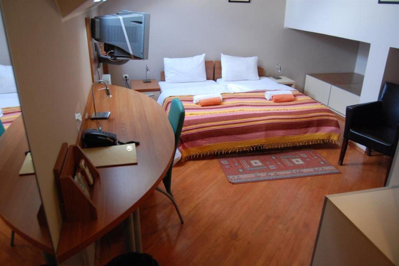 Car Royal Apartments And Rooms Novi Sad Exterior foto